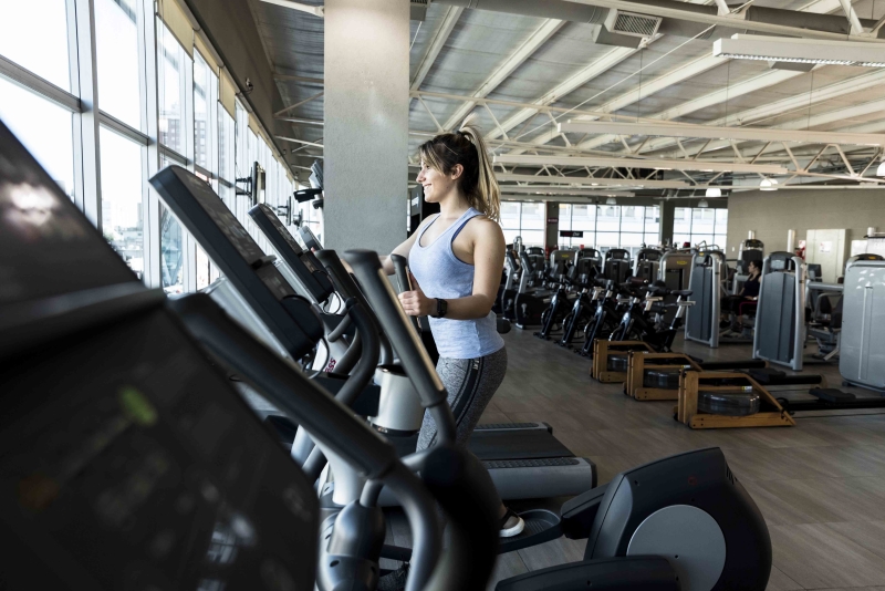 eliptický trenažér žena fitness centrum