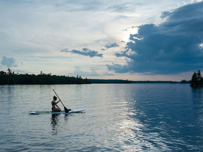 paddleboardovanie na kľudnom jazere