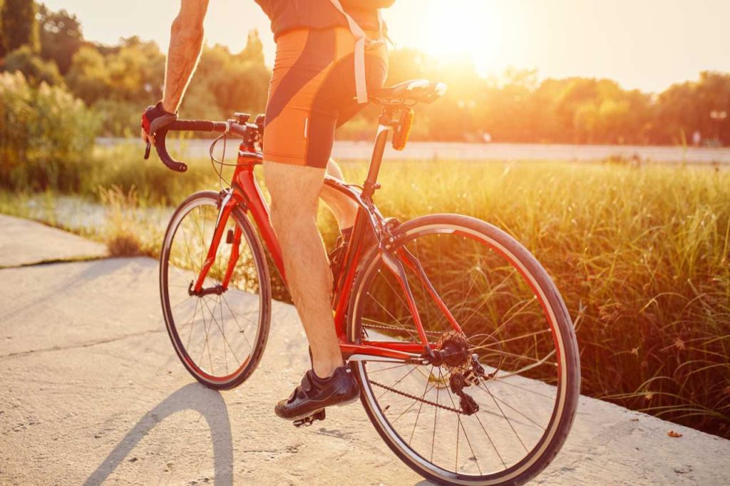 muž na bicykli