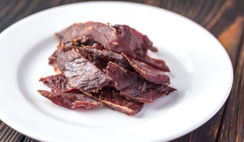 sušené mäso na bielom tanieri beef jerky
