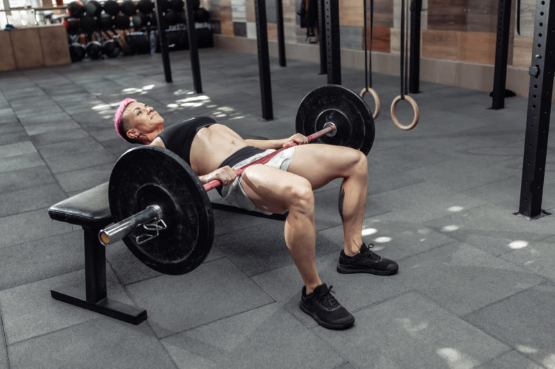 hip thrust zena ktora cvici