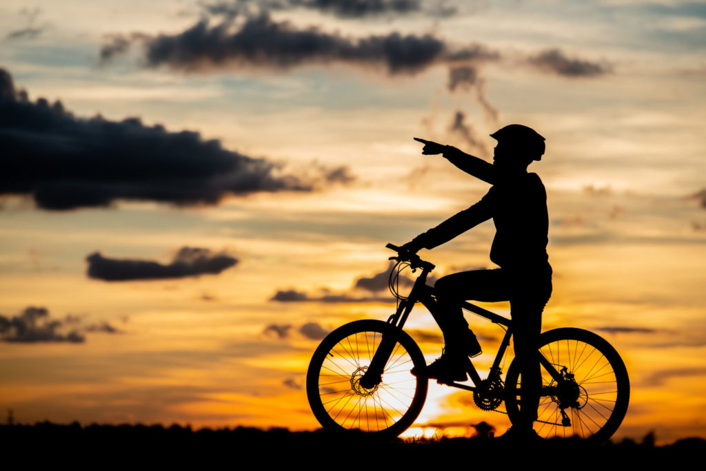muz na bicykli