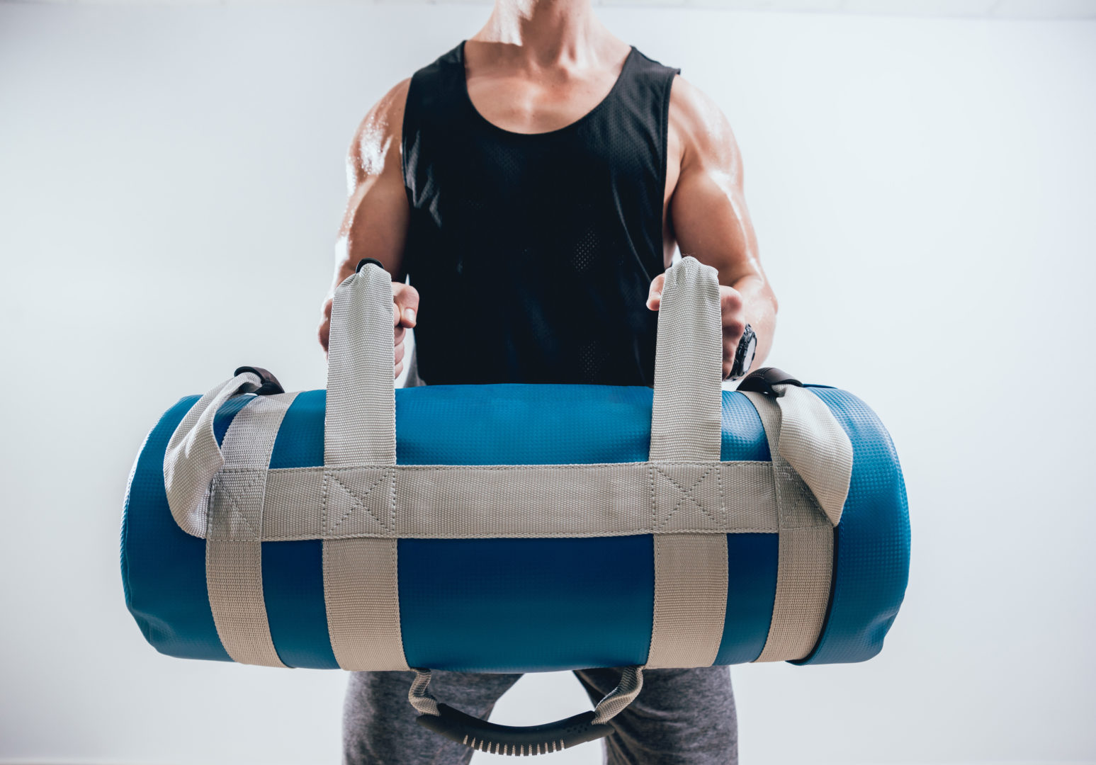 muž drží sandbag